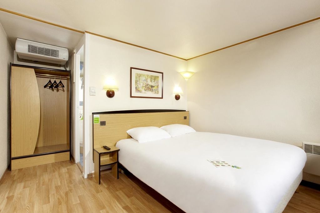 Kyriad Niort - La Creche Room photo